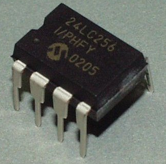 典型I2C介面的EEPROM，編號24LC256，內有256kbits的儲存容量，換算成Byte則為32KB。