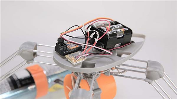 TinkerBug 裡頭裝有遙控器及電池。