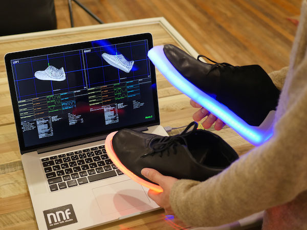 升級版的LED球鞋可以利用App控制，隨動作不同變換LED燈的顏色
