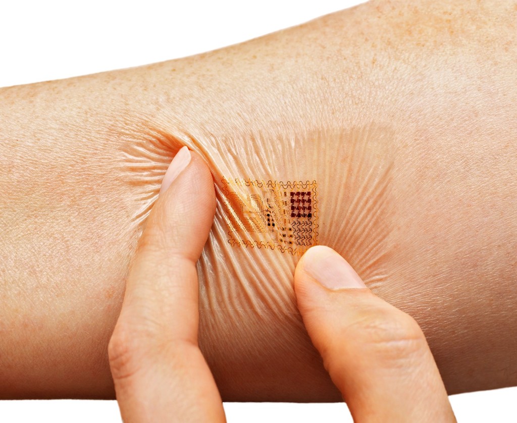 由於MC10推出的Biostamp軟性電路貼片能符合人體曲線，僅須輕壓即可黏貼於皮膚，因此穿戴容易且舒適，使用上有如「數位刺青」一般。