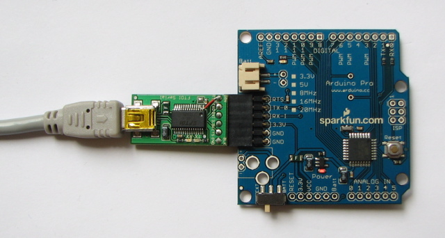 Arduino Pro透過USB to UART介面來對外連結或供電。