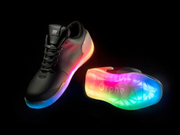 Orphe鞋在底部加裝動作感測器與彩色LED燈，讓表演者直接透過舞步傳達情感