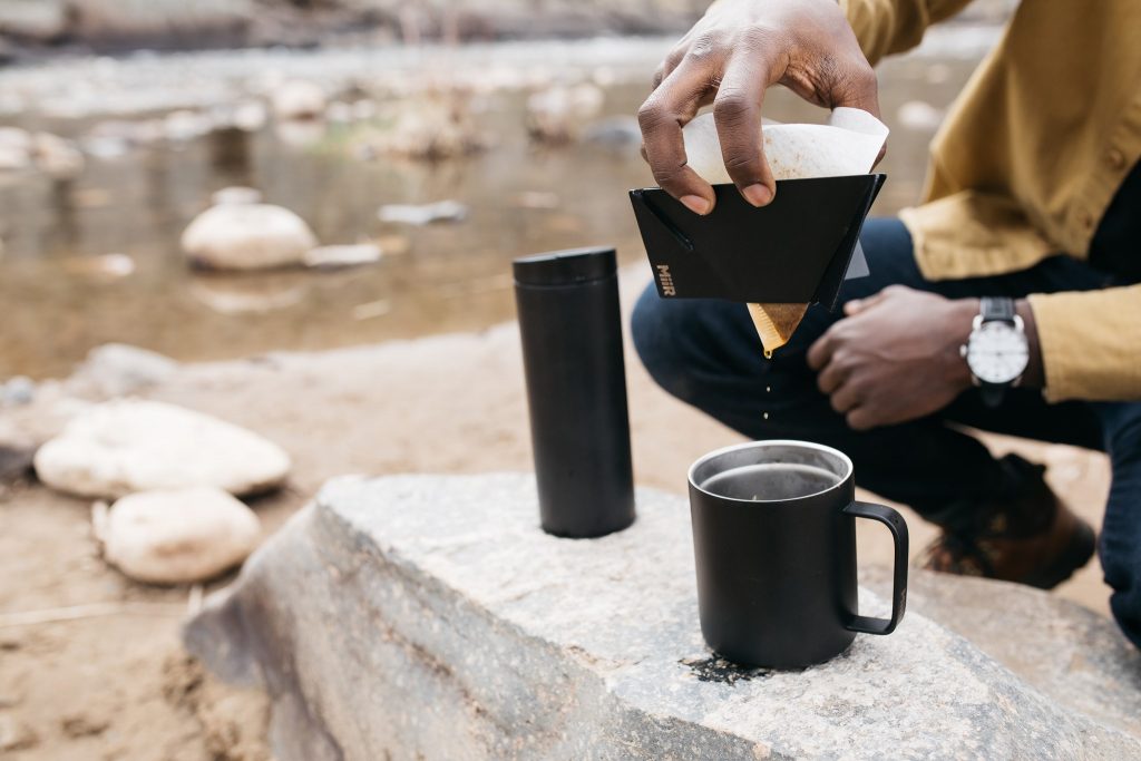 手沖咖啡對於水的流速、水溫、咖啡粉顆粒、濾杯形狀、時間控制等都相當講究，不同的沖泡條件，都會影響咖啡最後的風味，本篇文章介紹著重精準測量的 Draw by Drip 咖啡工具組與方便攜帶的咖啡濾杯 Pourigami。