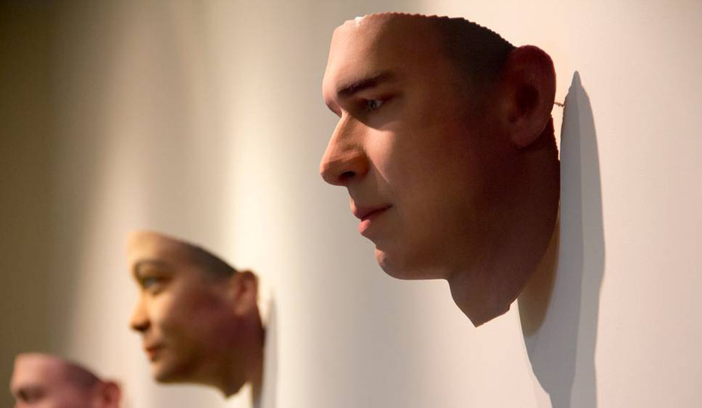 Heather Dewey-Hagborg是一位美國藝術家，她將陌生人遺留下來殘留DNA的物品(指甲、毛髮、菸蒂、口香糖)拿去做DNA鑑識，並創建3D列印肖像。