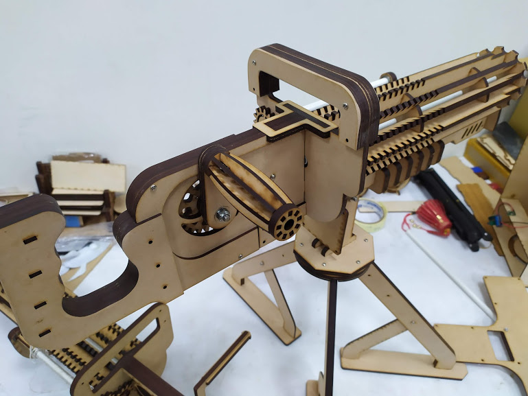 神槍手砰！砰！砰！本篇文章分享史特林機槍的設計與製作過程。