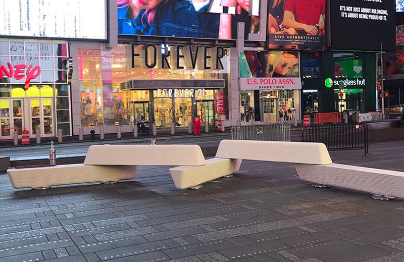 紐約設計師Joe Doucet設計了一個3D列印的混凝土長椅＂Rely＂，除了可以讓人坐著休息之外，它也可以作為一個屏障，保護公共空間免受汽車引發的恐怖襲擊。