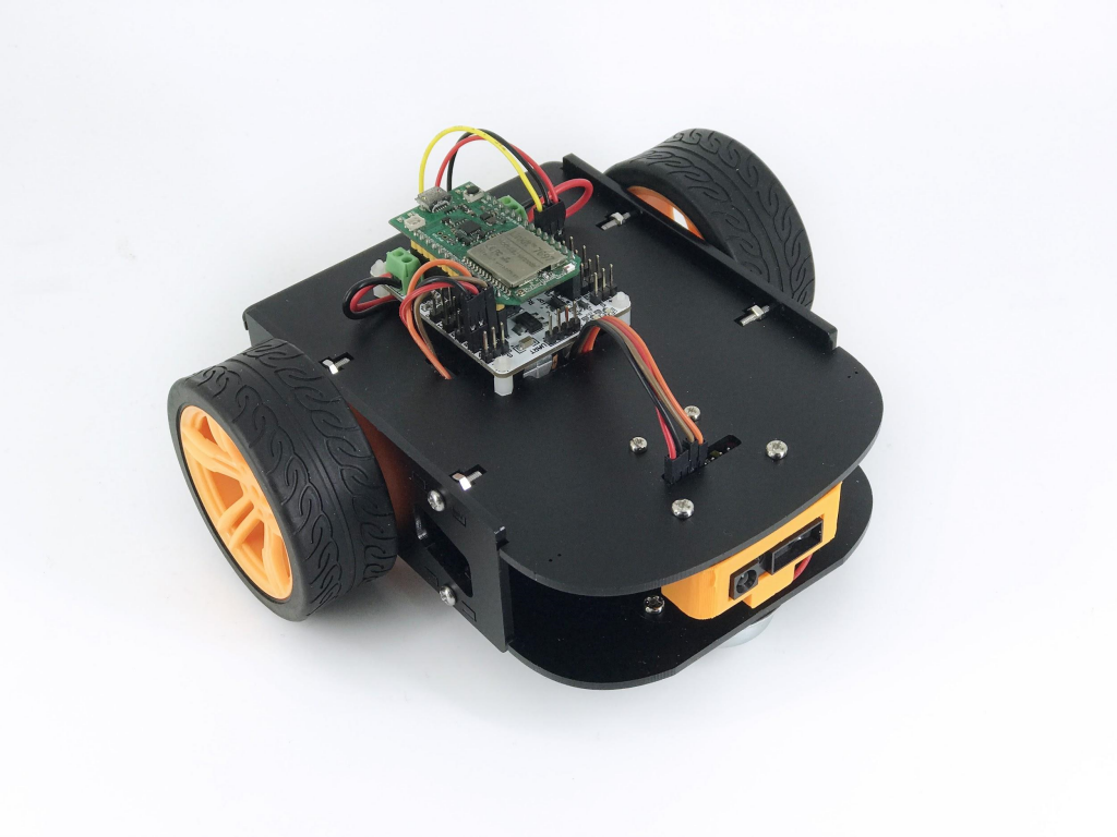 本篇文章介紹如何使用ArduinoIDE，寫出使用藍牙連線就可以控制車子的Linklt Remote App介面，讓車子前後左右移動並且可以用PWM控制馬達的轉速。