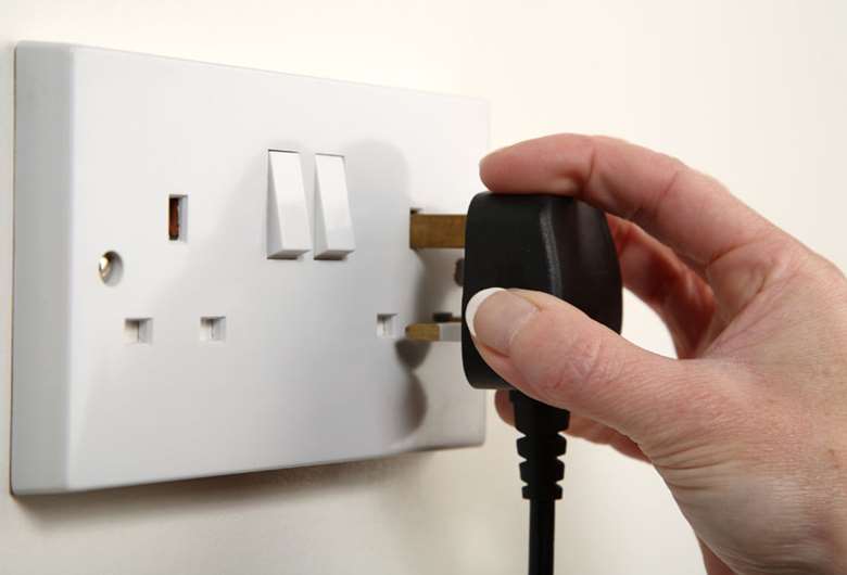 你知道你家的電箱最多可以乘載多少電嗎？一個房間又可以同時使用幾個電器呢？本篇文章說明電流容量機制與計算電流的方法。