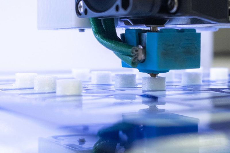 大多數藥物都是藉由大批量的方式進行生產，但英國製藥商推出了可印製個性化藥物的3D列印機M3DIMAKER。