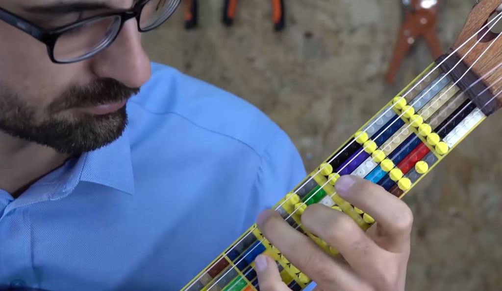 本篇文章介紹土耳其音樂家Tolgahan Çoğulu利用樂高積木和3D列印機，設計並製作了一款可調節微分音吉他。
