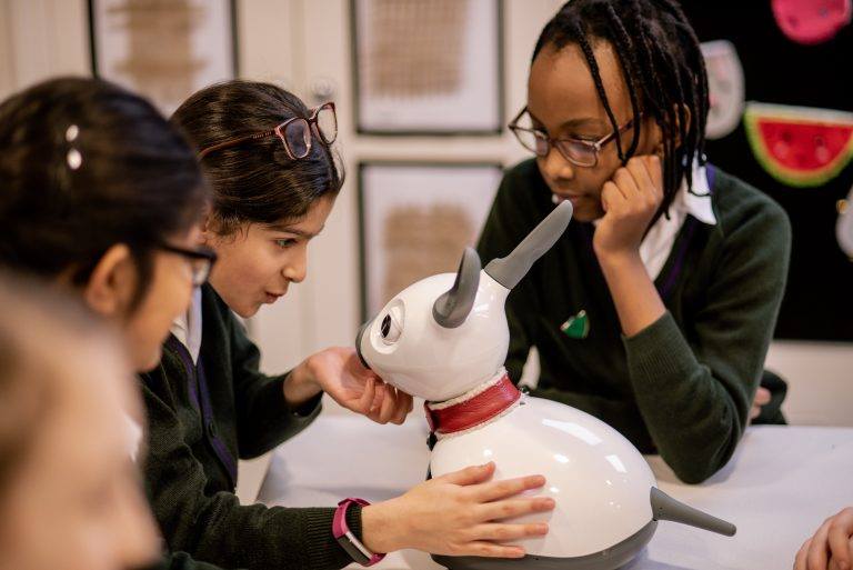 英國一家新創公司推出超可愛的MiRo-E電子狗，其核心採用了Raspberry Pi，除了訴求情感陪伴，也期望透過它激發低年齡層學童的程式學習興趣。