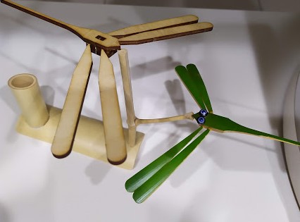本篇文章說明平衡玩具的科學原理，並以竹製蜻蜓作品靈感，製作不用上膠與後加工、可直接組裝的雷切版蜻蜓。
