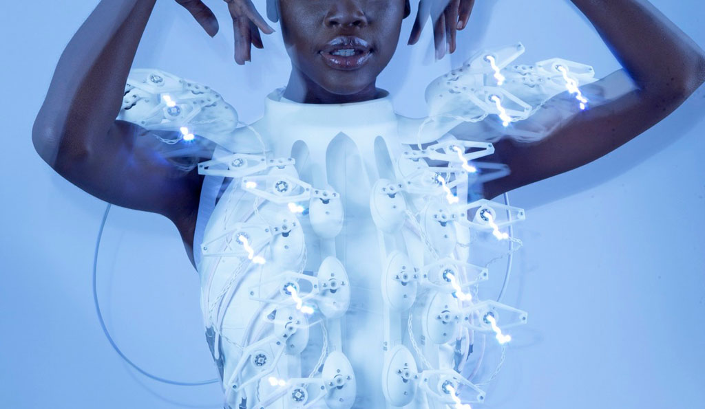 荷蘭設計師Anouk Wipprecht發表時尚新作品，她與約翰內斯·開普勒大學集成電路研究所和神經技術公司g.tec合作，製造了結合腦波控制技術的3DP連身裙。
