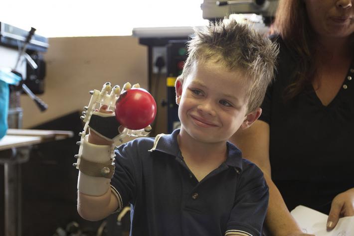 本文介紹Robohand這個3D列印專案：協助肢體殘缺的朋友能更獨立地生活，並與世界互動，進而能和一般人一樣享有「完整且自由的人生」。