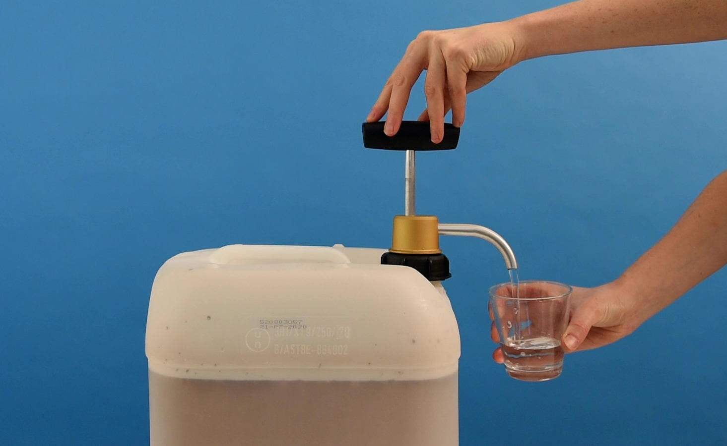將JERRY裝在裝水的容器中，輕輕按壓便可獲取乾淨的水源。（圖片來源：JERRY）