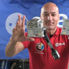 ESA_astronaut_Luca_Parmitano_with_Ed_and_Izzy_pillars