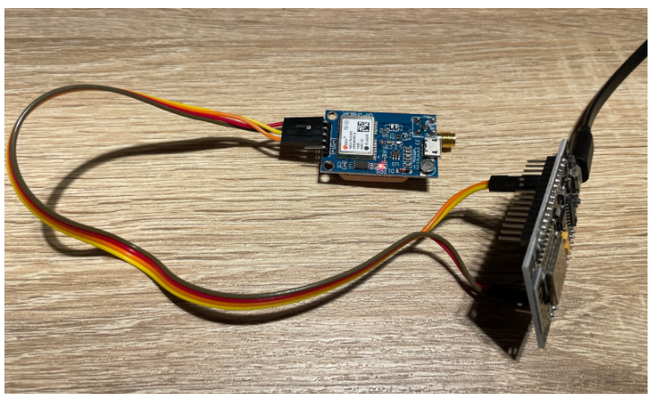 本篇文章將 GPS 接收器透過 UART 連接到 Arduino，示範如何使用實際的 GPS 接收器。