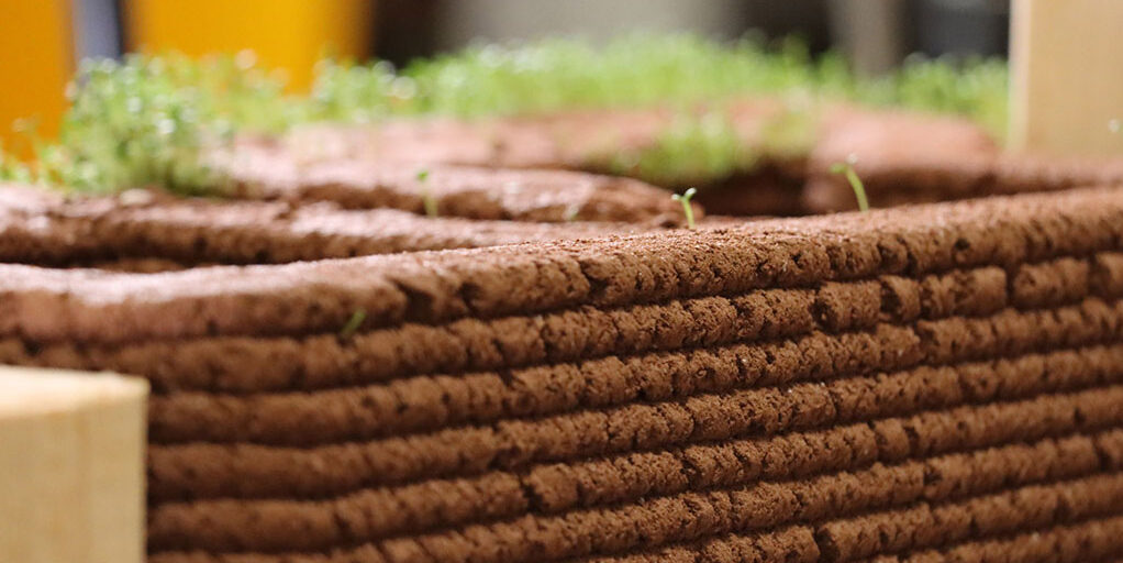 弗吉尼亞大學研究小組發明了一種由植入種子的土壤製成的3D列印結構技術，可以用來建造覆蓋植物的牆壁和屋頂。