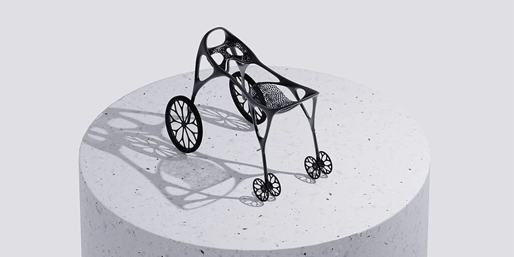 為行動不便的寵物狗購置輪椅時，經常會發生尺寸不適合，使得狗必須辛苦的去適應輪椅的情況，而由工業設計師Martin Tsai設計的3D列印狗輪椅，能依照狗的身體數據製作，解決這一問題。