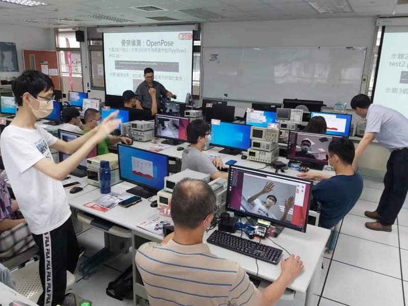 亞東科技大學的教師研習課程利用OpenVINO教育套件從實作中學習Edge AI應用開發。（圖片來源：Play Robot） 