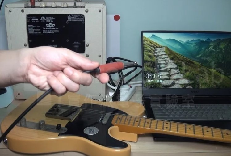 電吉他出現斷斷續續的噪音，可能是受到電磁波干擾，本文說明電吉他的天線效應，逐步實驗如何降低電磁波的干擾。