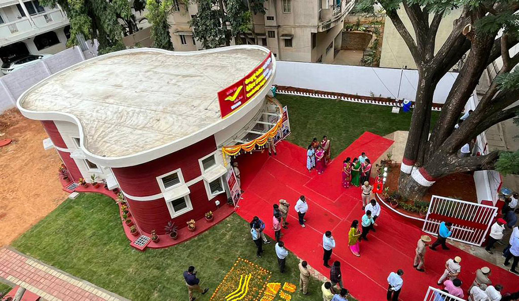印度理工學院和印度建築集團L&T Construction合作建設了印度第一個3D列印郵局，因應快速增長的經濟，未來該國或許還會出現更多3Ｄ列印建築。