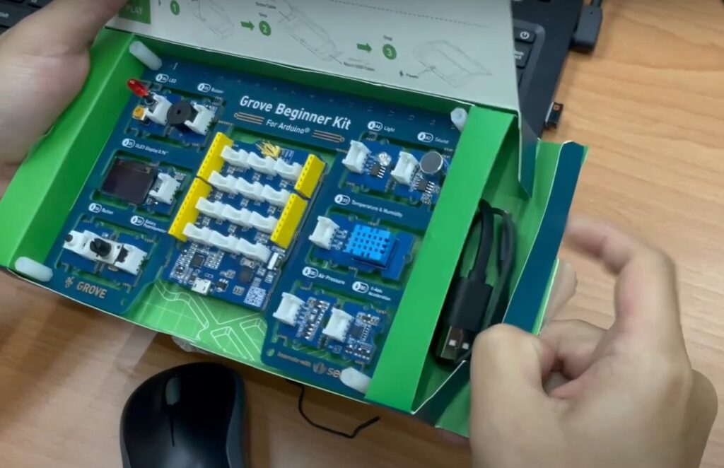 本文將利用非常適合初學者的《Arduino首次接觸就上手》套件，帶領讀者快速掌握 Arduino 的基礎操作，完成一個 LED 燈閃爍專案。