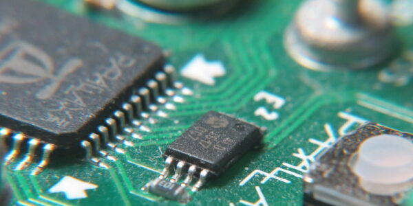 本篇文章介紹 NAND flash 的電路結構，說明它如何將 flash memory 的密度提高到另一個境界。