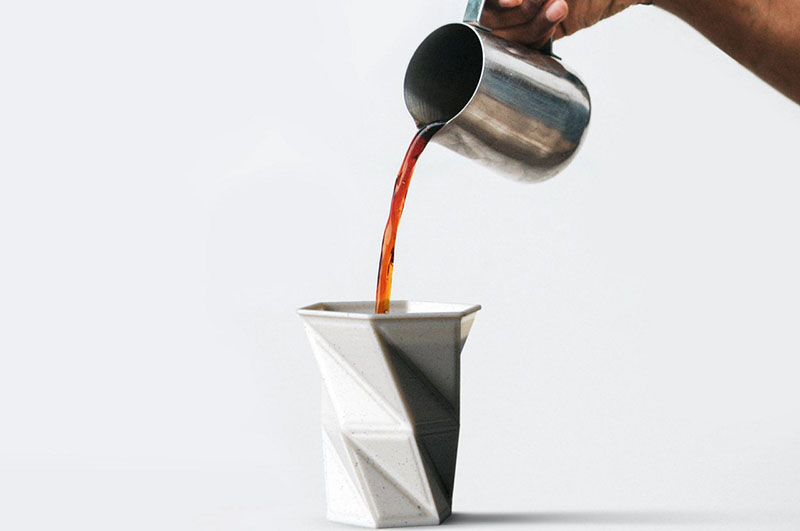 英國設計師Kalina Gotseva採用耐用的食品級矽膠3D列印，設計出一款能折疊收入口袋，多次使用的環保杯。