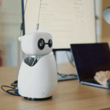 Q版、低價、開源：Reachy Mini 機器人上桌了！