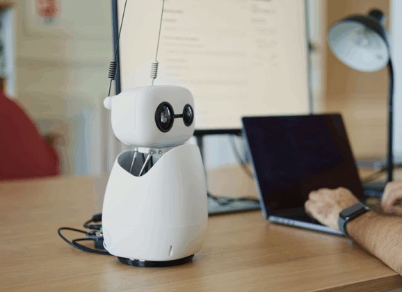 Q版、低價、開源：Reachy Mini 機器人上桌了！