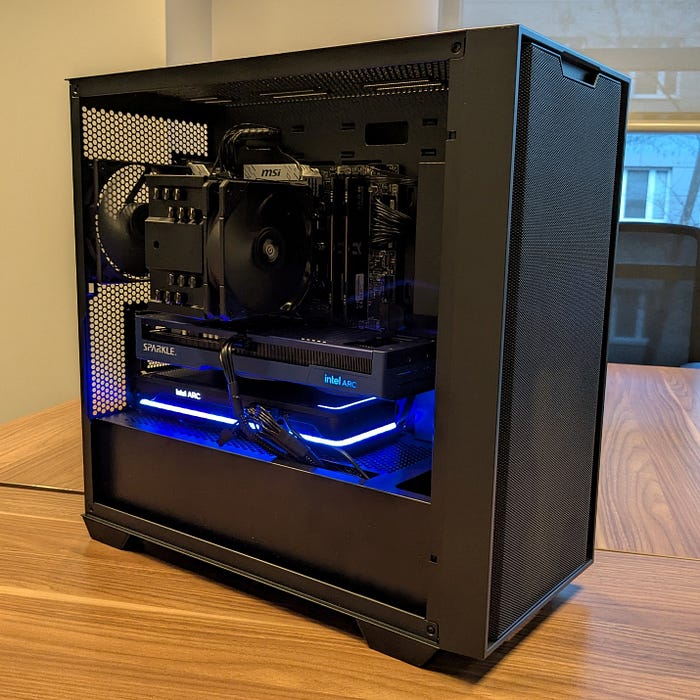 AI PC是一台配備專門用於加速AI工作負載硬體的電腦，意味著我們可以高效率地運作包含AI模型的應用程式；透過精選的軟硬體，筆者將證明幾乎任何類型的AI應用都可以在本地運作。