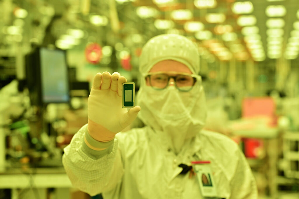 英特爾製造技術人員手持採用Intel 18A製程所製造的Intel Core Ultra處理器（系列3，代號Panther Lake）