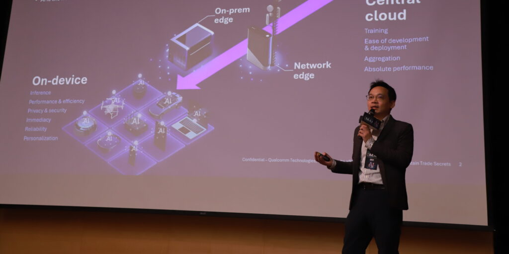 「AI推論時代已經到來!」Qualcomm資深工程總監Jim Hou在11月19日舉辦的《MakerPRO》 MAI開發者年會專題演說中表示,新AI模型的表現一個比一個好,同時模型的資源佔量急遽減少,如此AI模型不必然要在雲端、後端運作,可以挪移到前端、行動端,如筆電、無人機、自駕車等。