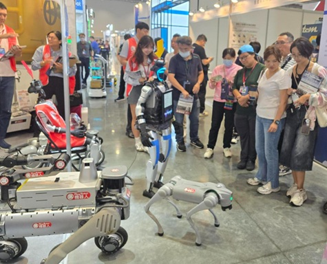 圖5：自動化展多機器人迎賓