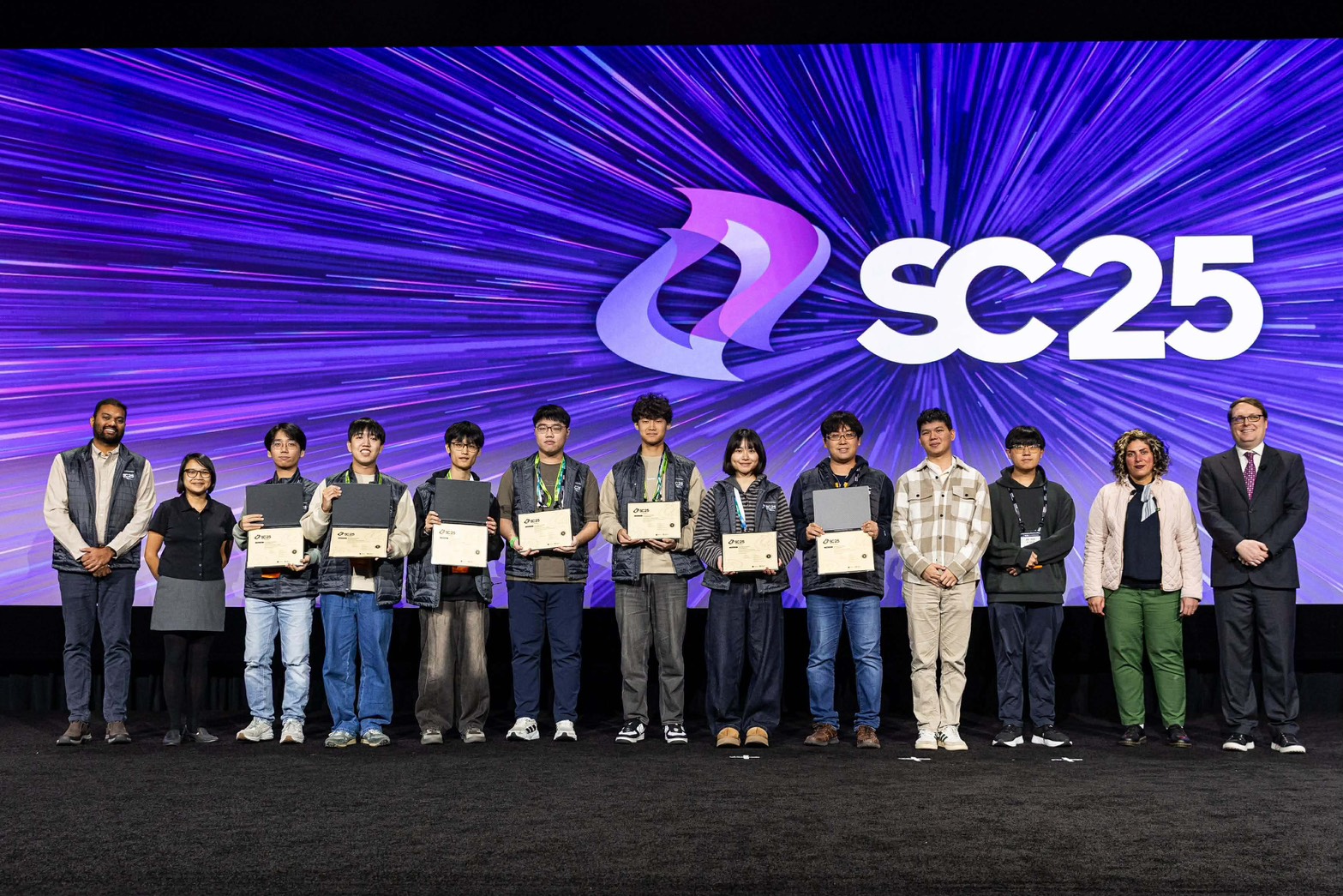 SC大會頒發總冠軍給臺灣大學代表隊，包括資工系大學部劉軒齊、顏佐霏、鄒睿謙、杜冠勳，電機系大學部金家逸、王維勤及學生教練黃恩明、李佳樺，右五為指導教授李濬屹.