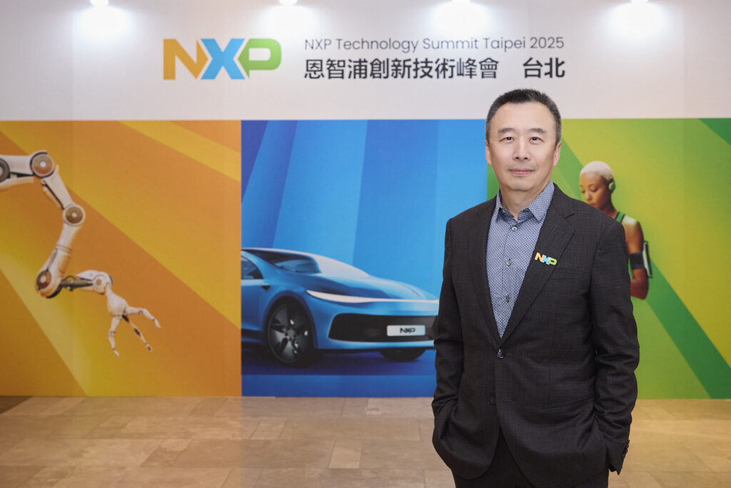 恩智浦半導體台灣區業務總經理臧益群現場展示恩智浦於汽車、工業與物聯網等領域的創新解決方案與應用場景