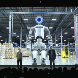 2026量產版人形機器人對決：波士頓動力Atlas vs. 特斯拉Optimus