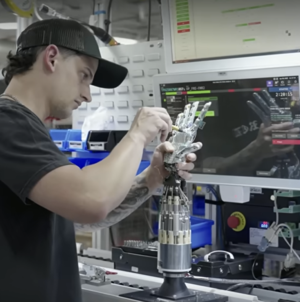 進入2026 年，機器人可望告別僵硬的腳本時代，邁入具身智能（Embodied AI）的黃金盛世。2026 年的 VLA 技術現況顯示出明顯的兩極發展：開源模型專注於通用性與民主化，讓任何實驗室都能擁有基礎具身能力；閉環生態則專注於高頻控制與軟硬一體，挑戰大規模商業量產。