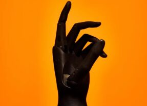 觸發「直覺」上手：AI如何賦予仿生手靈巧感受