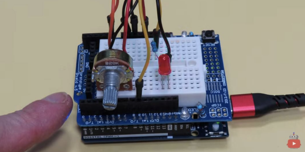 為了讓大家更了解Arduino UNO Q這塊板子可以玩出什麼新創意，本篇文章幫大家收集了一些教學影片及文章，有興趣的朋友也可試著實作一下。