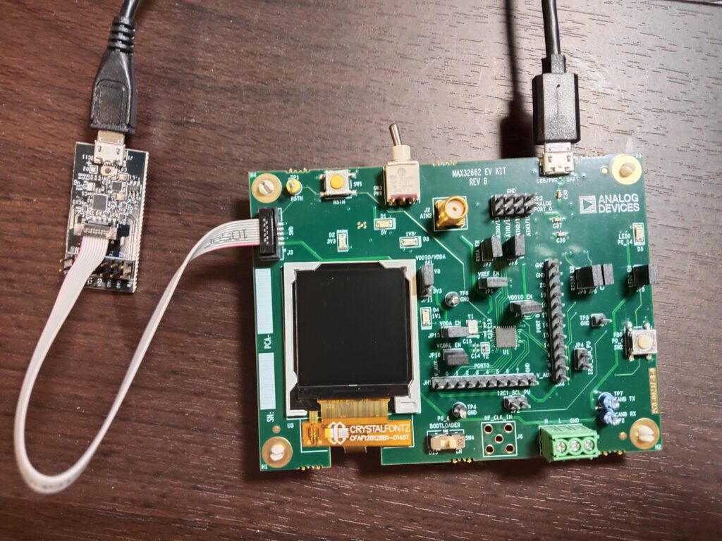 一個創客或電子工程師要評估一顆MCU晶片是否合用，通常是先買一片該MCU晶片的評估板，板上已有基本的功效驗證電路，同時隨評估板也附帶提供相關的硬體零件或軟體工具，所以統稱為評估套件Evaluation Kit，簡稱EVKIT，本次開箱評測的是MAX32662EVKIT。