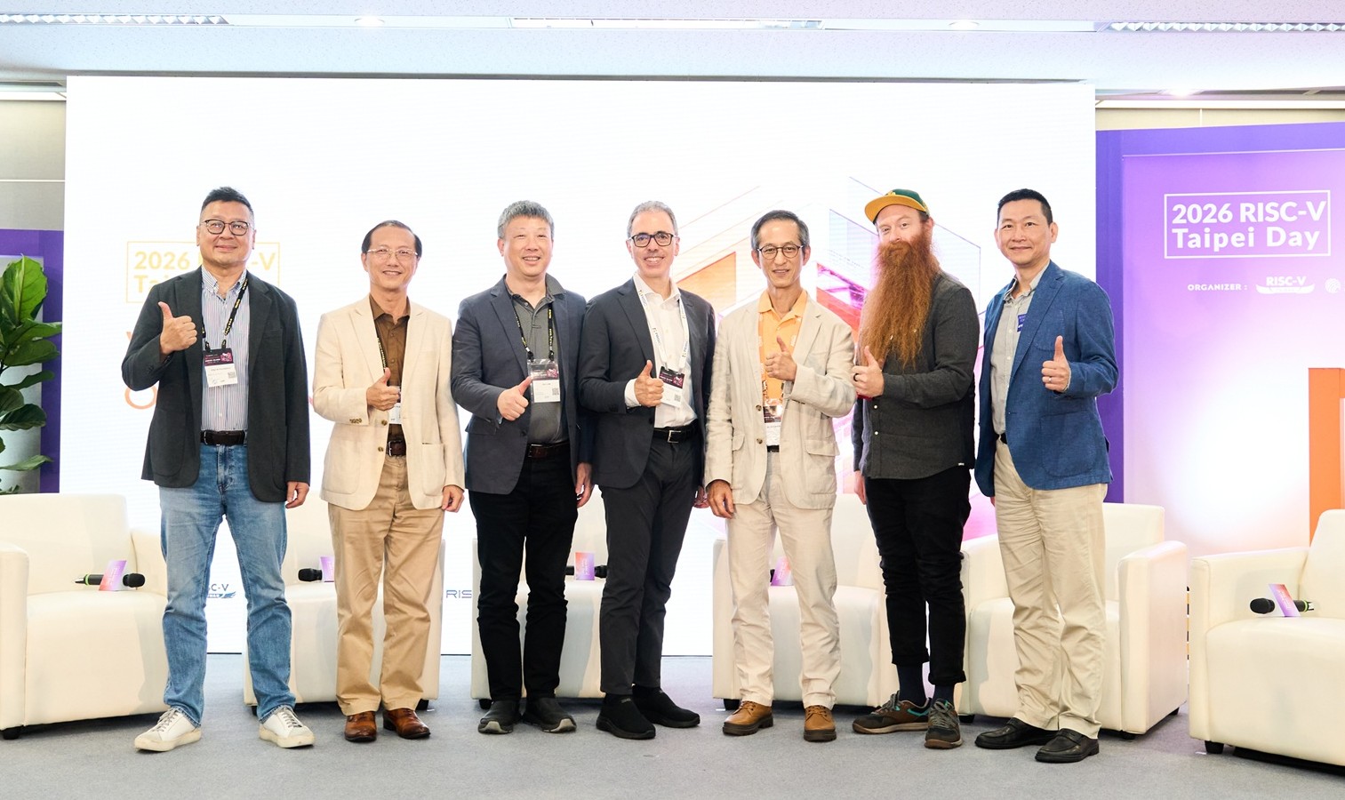 RISC-V Taipei Day壓軸座談以「From Edge to Cloud」為主軸，由Edge AI Foundation台灣生態系總監劉廣治博士主持，與談人包括代表台灣RISC-V聯盟的林志明、代表RISC-V International的Lu Dai與Andrea Gallo、產業界代表晶心科技蘇泓萌、擔任RISE技術指導委員會共同主席的Brian ‘RedBeard’ Harrington，以及國立陽明交通大學電子工程學系教授賴伯承(由左至右)。