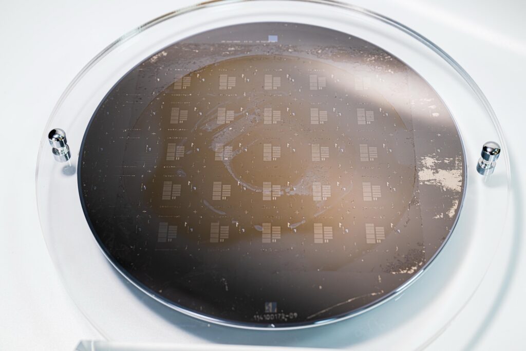 國研院展示6吋晶圓二硫化鎢100%全覆蓋連續膜成果。(圖片來源：國研院)