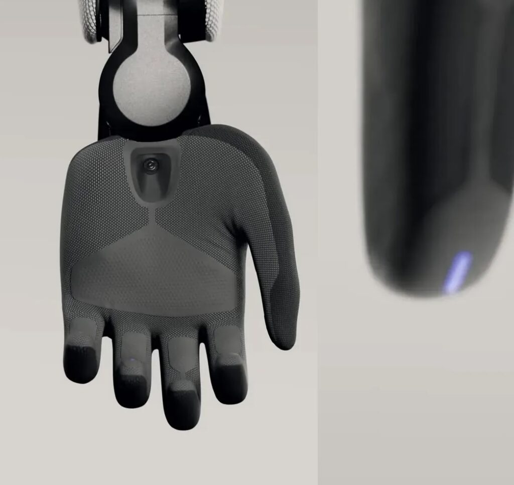 從 Figure 03 的「視線死角微距補償」,到 Foundation Phantom MK1 的「肌腱傳動與磁感抗干擾狀態追蹤」,再到 GENE.01 的「預接觸感知與全身觸覺共融」,具身智能機器人正迅速擺脫對單一頂部視覺與硬質物理架構的依賴。