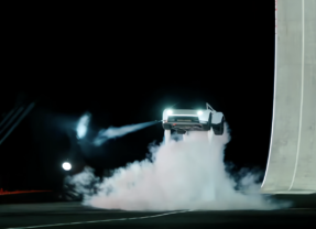 劃破道路的一道雷霆：Tesla Roadster如何以航太與AI黑技術重構汽車體驗
